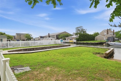 Welcome to 34 Meadow Lane in Amityville. This expansive - photo 29