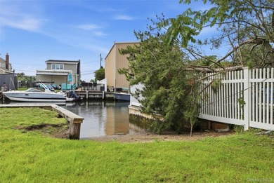 Welcome to 34 Meadow Lane in Amityville. This expansive - photo 30