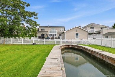 Welcome to 34 Meadow Lane in Amityville. This expansive - photo 31