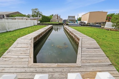 Welcome to 34 Meadow Lane in Amityville. This expansive - photo 32