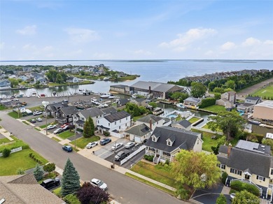 Welcome to 34 Meadow Lane in Amityville. This expansive - photo 34