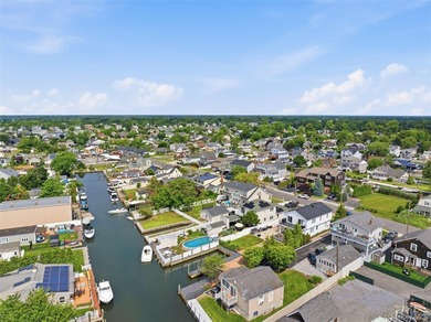 Welcome to 34 Meadow Lane in Amityville. This expansive - photo 38