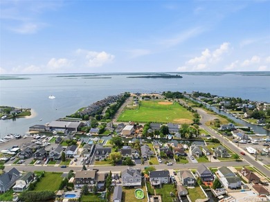 Welcome to 34 Meadow Lane in Amityville. This expansive - photo 41