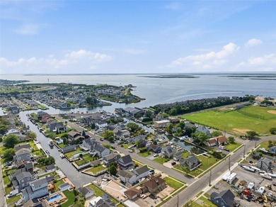 Welcome to 34 Meadow Lane in Amityville. This expansive - photo 42