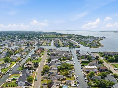 Welcome to 34 Meadow Lane in Amityville. This expansive - photo 43