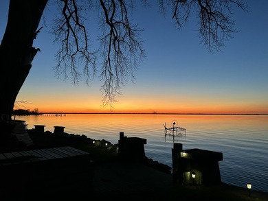 Enjoy all that Lake Winnebago has to offer! This impressive 3BR - photo 3