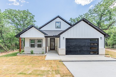 Welcome to your custom built retreat in the heart of Runaway Bay - photo 1