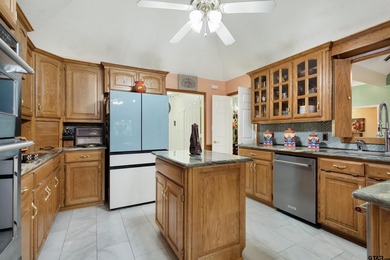 This home in the gated Hideaway Lake will impress the most - photo 16