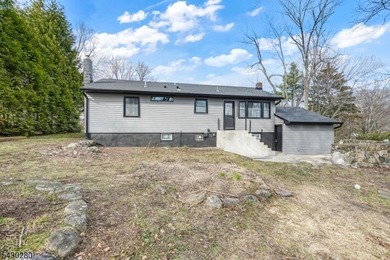 Beautiful renovated 3 bedroom, 2bath home in West Milford, just - photo 32