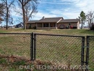 Located on the beautiful sandy beaches of Lake Texoma, this - photo 22