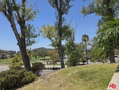 Located in the highly desirable area of Camarillo Springs, known - photo 4