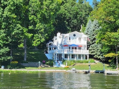 Lobdell Lake Home For Sale in Fenton Michigan