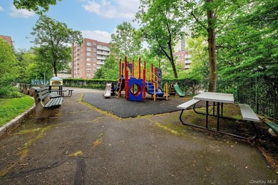 2 Bedroom conveniently located in Spuyten Duyvil. Windowed - photo 24