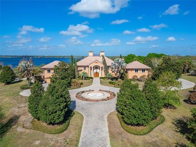 Beyond the gates of Casa Bella, a remarkable lakefront estate - photo 2