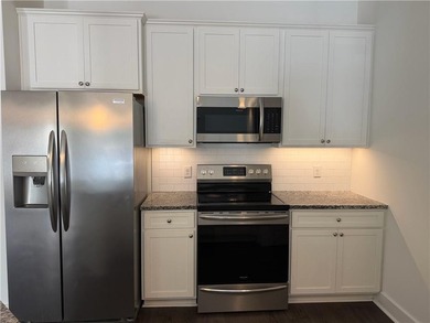 Price reduced. Great location! Walk to pier/village. Fresh paint - photo 4