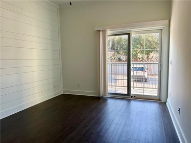 Price reduced. Great location! Walk to pier/village. Fresh paint - photo 6