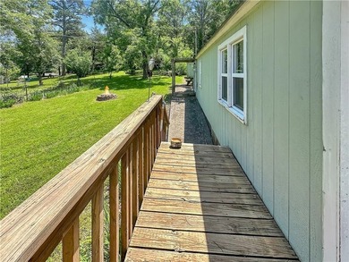 Charming second-tier lake home offering a comfortable and - photo 11