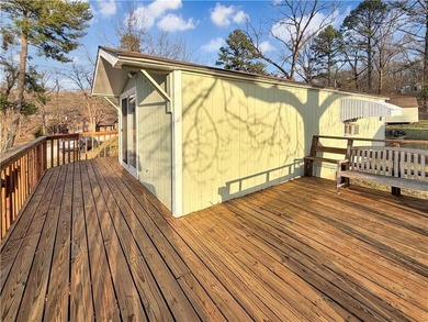 Charming second-tier lake home offering a comfortable and - photo 12