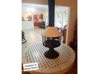 Wow! You'll LOVE this Rare Find in a NON-Flood Zone, Centrally - photo 16