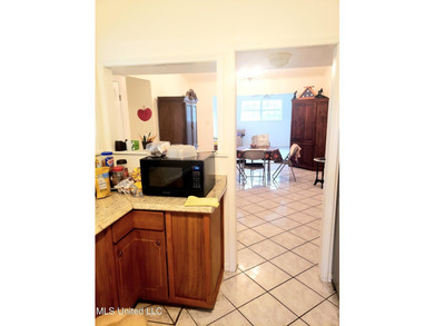 Wow! You'll LOVE this Rare Find in a NON-Flood Zone, Centrally - photo 27