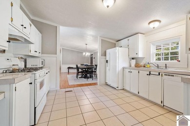 Discover lake living in this charming 3 bedroom, 2 bathroom home - photo 15