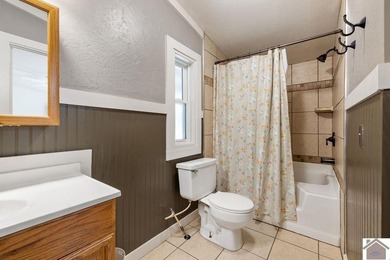 Discover lake living in this charming 3 bedroom, 2 bathroom home - photo 23