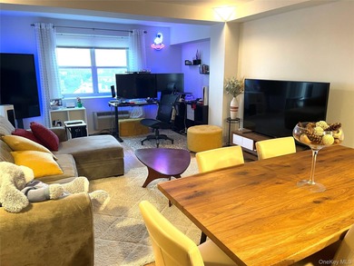 Absolutely Diamond Condition 1 Bedroom, 1 Bath Condo w/ Parking