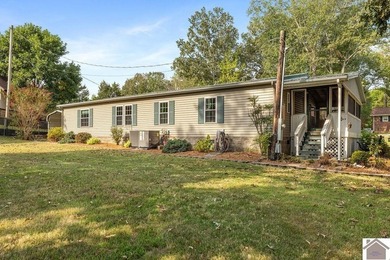 Discover lake living in this charming 3 bedroom, 2 bathroom home - photo 36