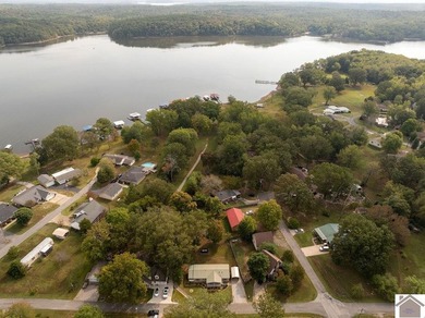 Discover lake living in this charming 3 bedroom, 2 bathroom home - photo 44