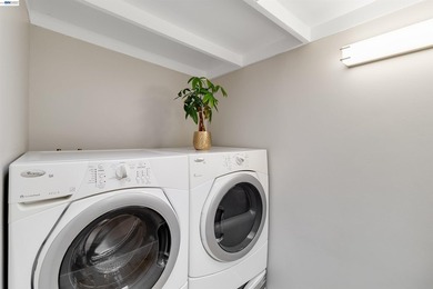 Welcome to this stunning, fully renovated 5-bedroom, 4-bathroom - photo 22