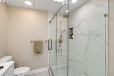 Welcome to this stunning, fully renovated 5-bedroom, 4-bathroom - photo 50
