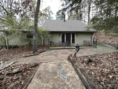Country & quiet setting in this 3 or 4B, 3B cabin/cottage 1 1/2 - Lake Home For Sale in Jacksonville, Texas