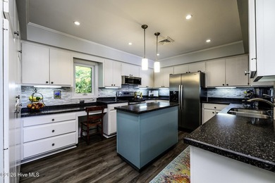 BEST VALUE WATERFRONT HOME IN NEW BERN!!! Ready for its next - photo 4