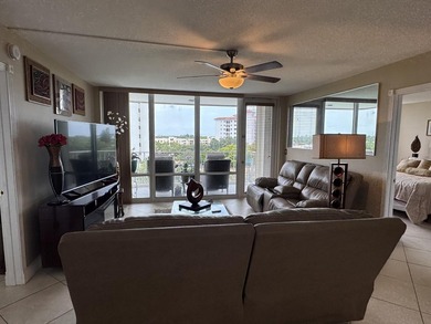 Welcome to this well-appointed 2/2 unit located in the Gemini in - photo 15