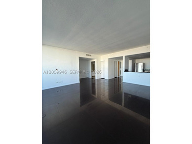 Beautiful unit, 2 split bedrooms. great view. Great investment - photo 8