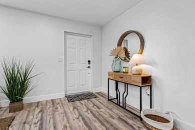 Totally and professionally refurbished. Move in ready. 3 - photo 2