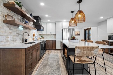 Totally and professionally refurbished. Move in ready. 3 - photo 9