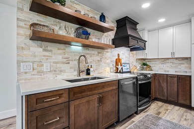 Totally and professionally refurbished. Move in ready. 3 - photo 10