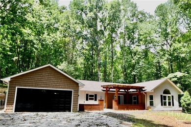 Welcome to your Lake Hartwell retreat! Nestled on a beautifully - photo 1