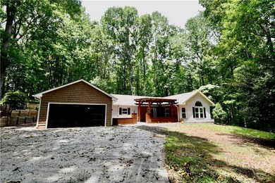 Welcome to your Lake Hartwell retreat! Nestled on a beautifully - photo 3
