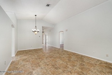 Stunning Pool Home with Beautiful Finishes! This gorgeous home - photo 4