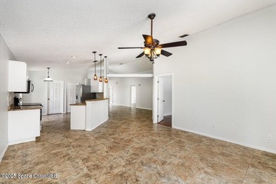 Stunning Pool Home with Beautiful Finishes! This gorgeous home - photo 8