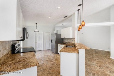 Stunning Pool Home with Beautiful Finishes! This gorgeous home - photo 10