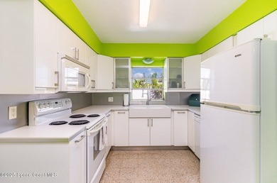 Bright & Cheery Retro Beach Home! You'll fall in love with this - photo 3