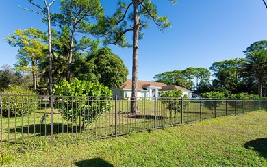 Discover your own private mini equestrian retreat on a spacious - photo 7