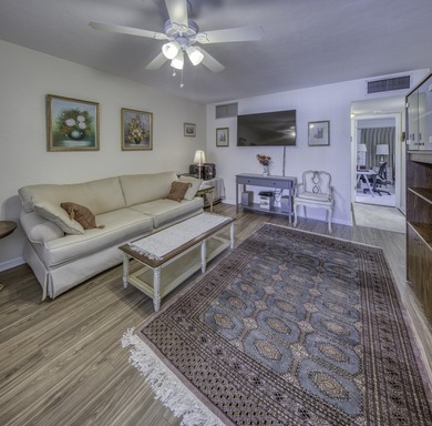 Fabulous condo located close to the pool, features new bathroom - photo 11