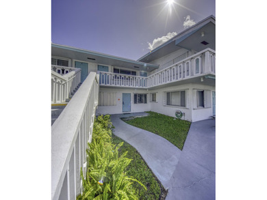 Fabulous condo located close to the pool, features new bathroom - photo 14