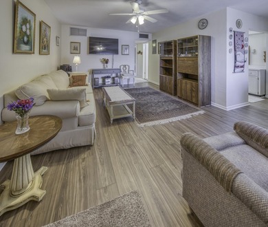 Fabulous condo located close to the pool, features new bathroom - photo 16