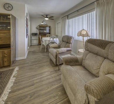 Fabulous condo located close to the pool, features new bathroom - photo 17