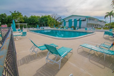 Fabulous condo located close to the pool, features new bathroom - photo 23